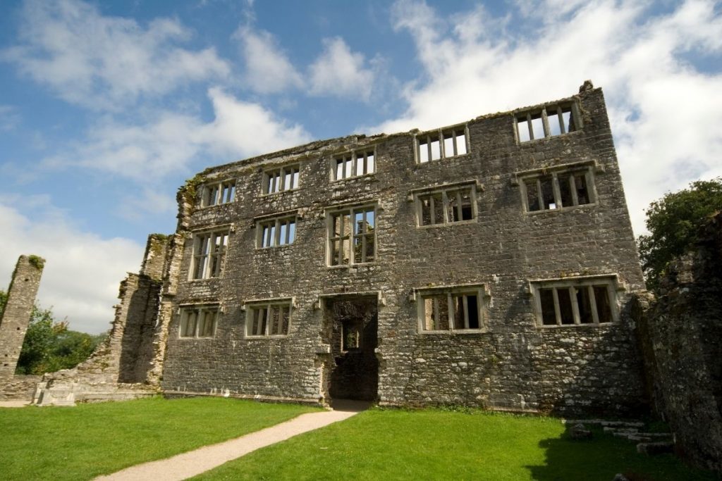 haunted castles in britain